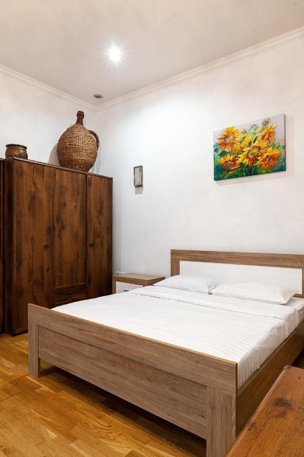 Romari Лесі Українки Apartman Lviv Kültér fotó